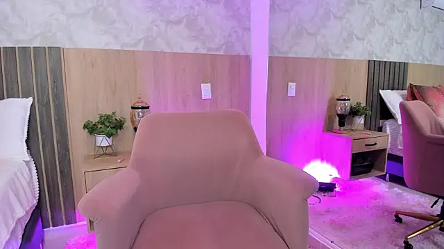 Snapshot of LiriaSweetie chatting on May 9, 11:37 am LiriaSweetie online show from May 9, 11:37 am