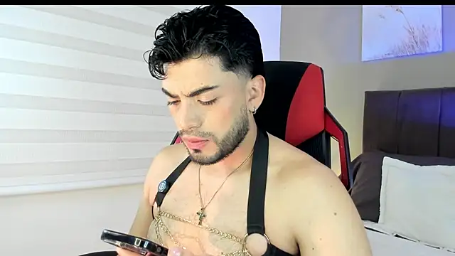 Alexander Diazz online show from April 8, 1:00 pm