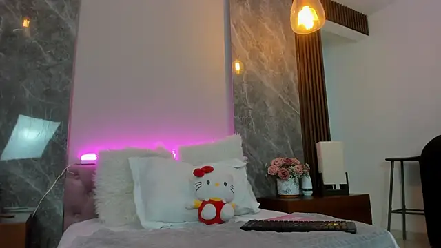 Scarlett Evanss  online show from April 9, 2:33 pm