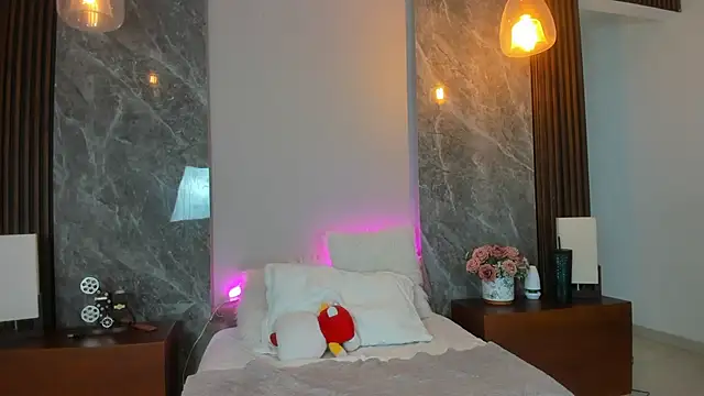 Scarlett Evanss  online show from April 13, 11:48 am