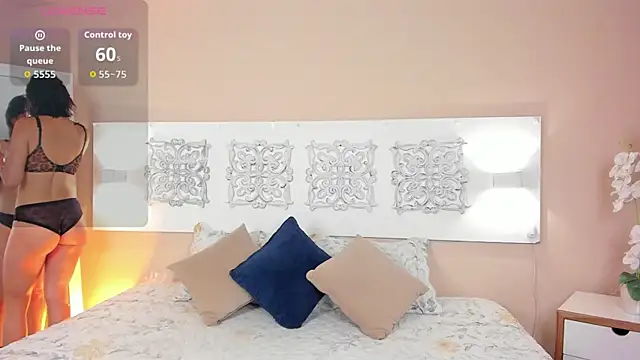 freyaa  1 online show from April 13, 1:27 pm