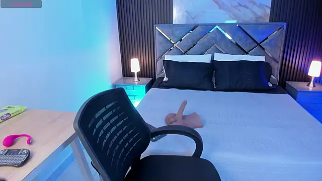 Milacurvy online show from April 16, 7:25 pm