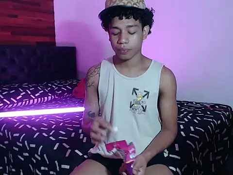 aarom  online show from April 17, 11:52 pm