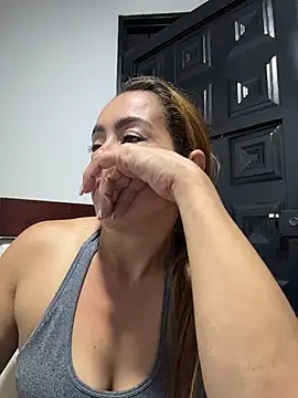 Snapshot of Natigoonzalez chatting on May 6, 1:14 am Natigoonzalez online show from May 6, 1:14 am