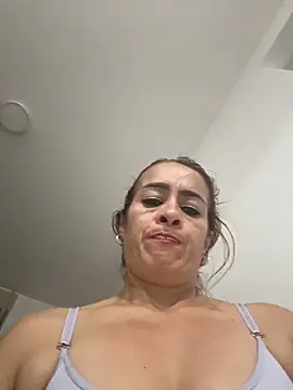Snapshot of Natigoonzalez chatting on May 17, 1:25 am Natigoonzalez online show from May 17, 1:25 am