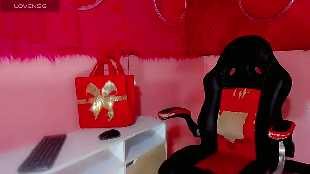 Mia dasilva  online show from April 14, 7:20 pm