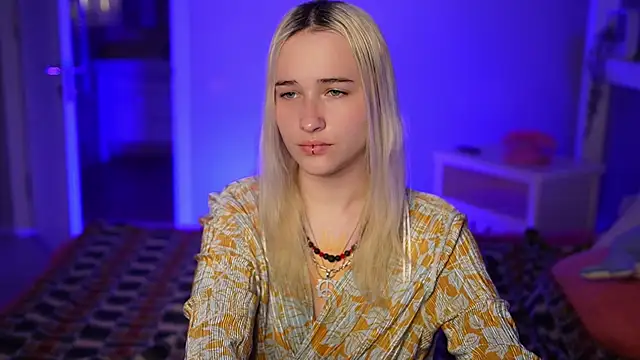 LilElfies online show from April 15, 1:01 am