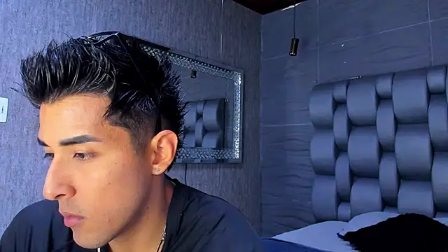 alangreek1 online show from April 14, 11:44 pm