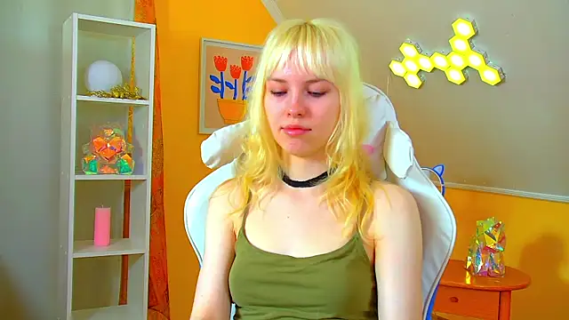 Snapshot of HannahHollis chatting on July 5, 6:53 am HannahHollis online show from July 5, 6:53 am