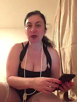 Snapshot of Lizzaa80 chatting on April 27, 8:18 pm Lizzaa80 online show from April 27, 8:18 pm