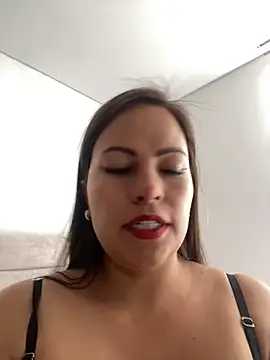 MIA ROSSEEE online show from June 24, 7:35 pm