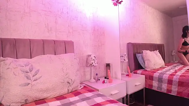 Snapshot of Alis_Roze chatting on April 30, 8:15 pm Alis Roze online show from April 30, 8:15 pm