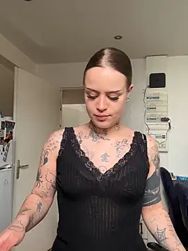 liloutatoou online show from April 21, 12:44 pm