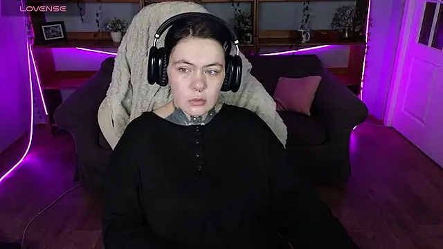 QwertyAnnie Lbo online show from April 12, 5:07 pm