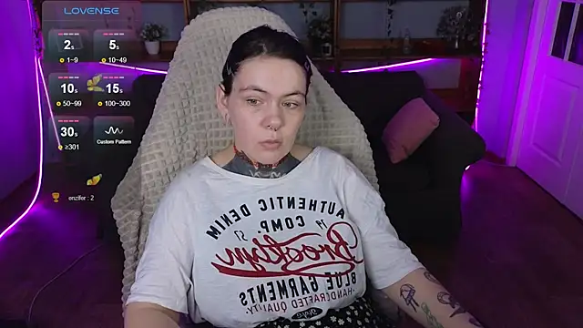 QwertyAnnie Lbo online show from April 13, 5:13 am