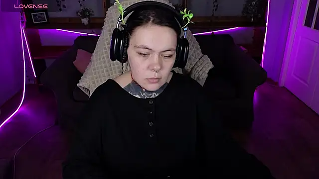 QwertyAnnie Lbo online show from April 19, 3:00 pm