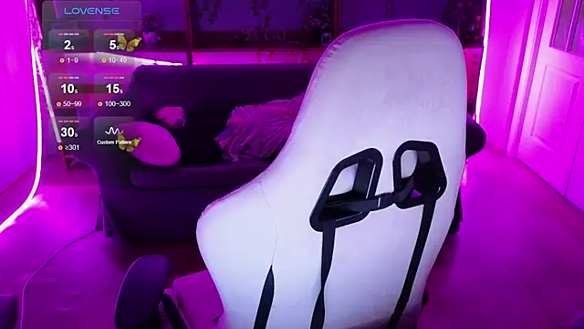 QwertyAnnie Lbo online show from April 19, 6:10 pm