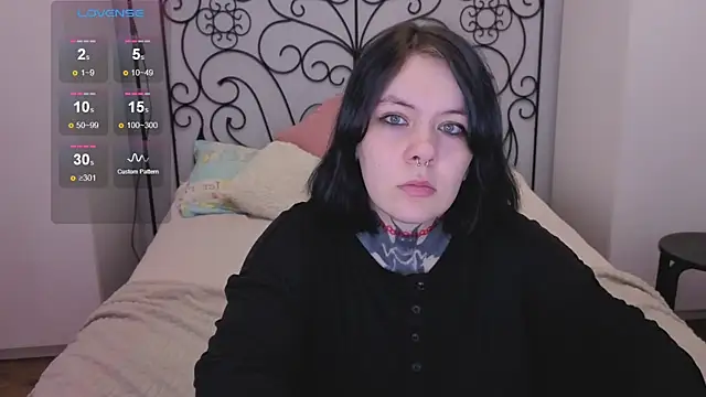 Snapshot of QwertyAnnie_Lbo chatting on April 23, 1:35 pm QwertyAnnie Lbo online show from April 23, 1:35 pm