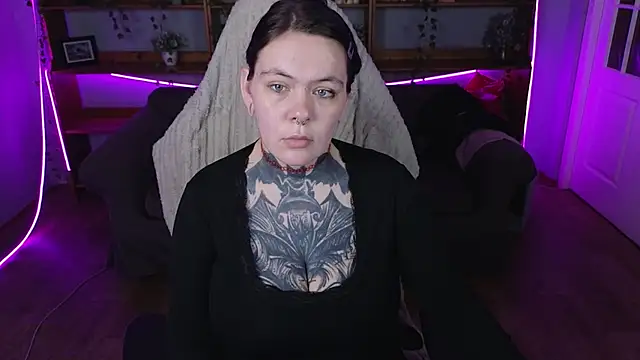 Snapshot of QwertyAnnie_Lbo chatting on April 27, 12:19 am QwertyAnnie Lbo online show from April 27, 12:19 am