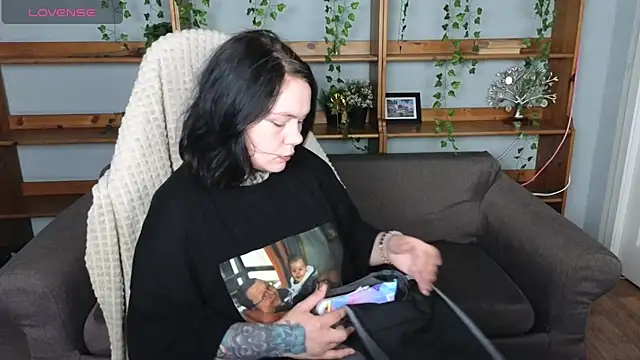 Snapshot of QwertyAnnie_Lbo chatting on June 8, 2:50 pm QwertyAnnie Lbo online show from June 8, 2:50 pm