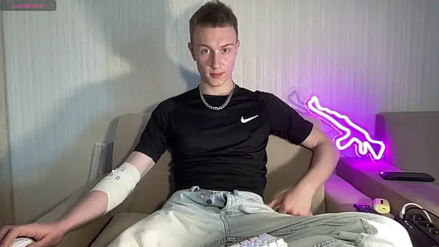 Travis Gracile online show from June 13, 9:07 am