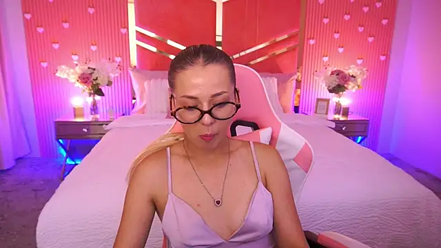 Snapshot of DoveLovee chatting on June 23, 12:03 pm DoveLovee online show from June 23, 12:03 pm
