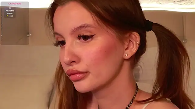 Molly  Quinn online show from April 14, 5:41 pm