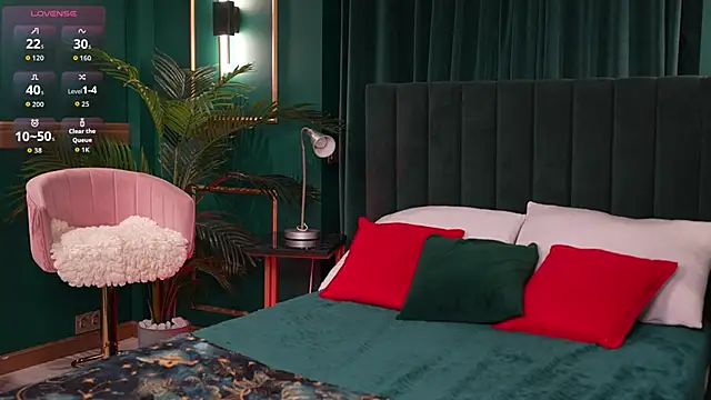 Molly  Quinn online show from April 19, 5:45 pm