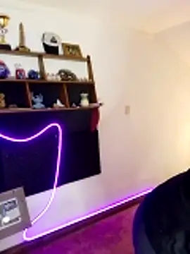 LauKiss online show from April 16, 7:03 pm