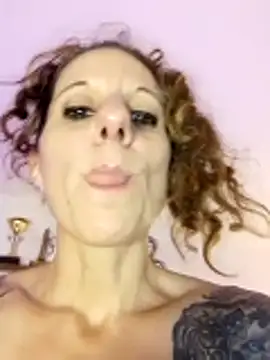 LauKiss online show from April 16, 9:39 pm