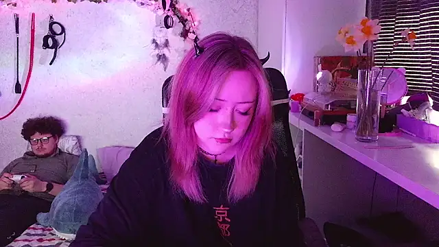 plumpy girl online show from April 12, 3:50 pm