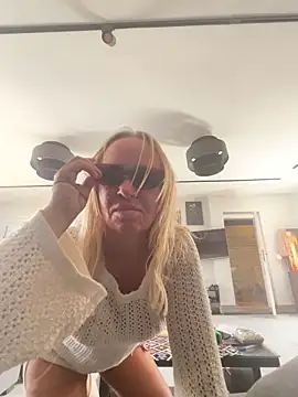 parisheliton online show from April 18, 10:30 am