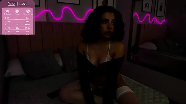 AURORAMILLSS online show from May 6, 3:13 am