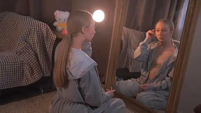 AlleneRhyner online show from April 18, 7:45 am