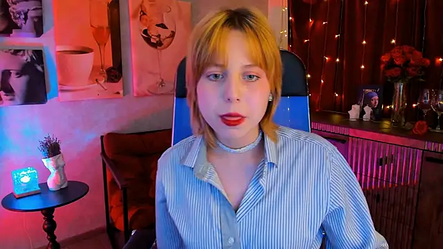 VivienneHebert online show from April 18, 2:32 pm