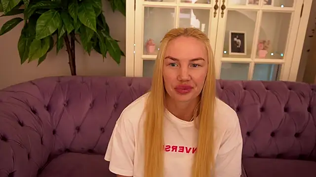 SavageKisses online show from May 19, 6:42 am