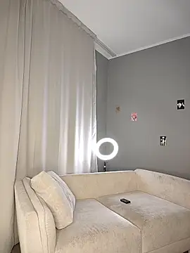 YesseniaBredin online show from April 29, 5:30 pm