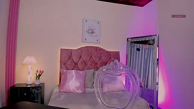 Luna Petti online show from April 17, 1:25 pm