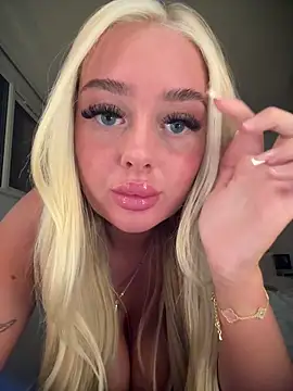 Vanillaheavennn online show from April 13, 8:25 pm