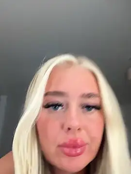 Vanillaheavennn online show from April 14, 8:04 pm