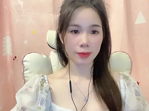 Luna3579 online show from May 5, 5:10 pm