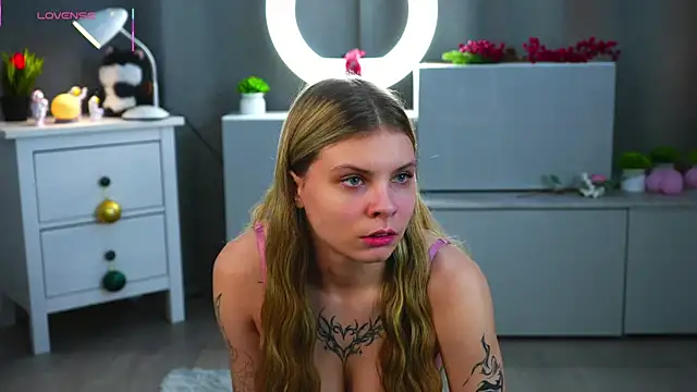 LesleeOpenshaw online show from April 15, 7:58 pm