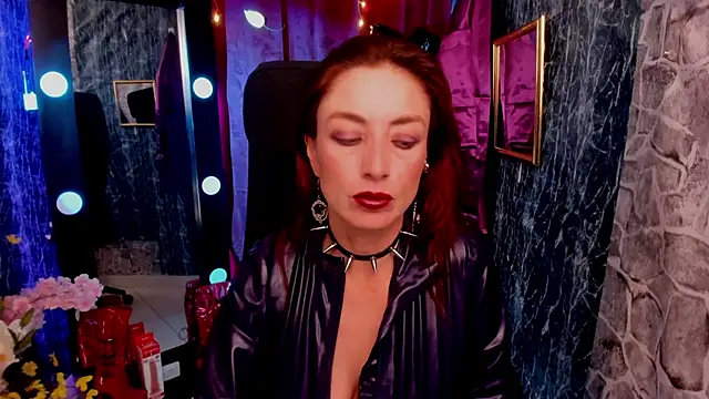 Snapshot of Queenscarlettsecret chatting on April 25, 7:55 pm Queenscarlettsecret online show from April 25, 7:55 pm