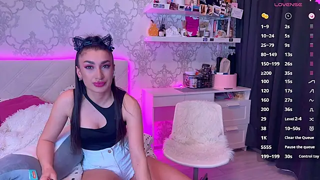 MyNaomi online show from April 19, 6:10 pm