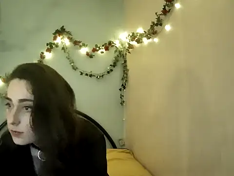 missclochette online show from April 20, 7:59 pm