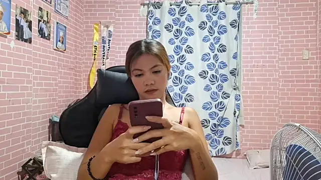 KennaParee online show from April 17, 2:20 pm