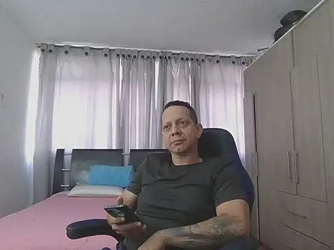 LeonR8901 online show from April 27, 1:42 pm