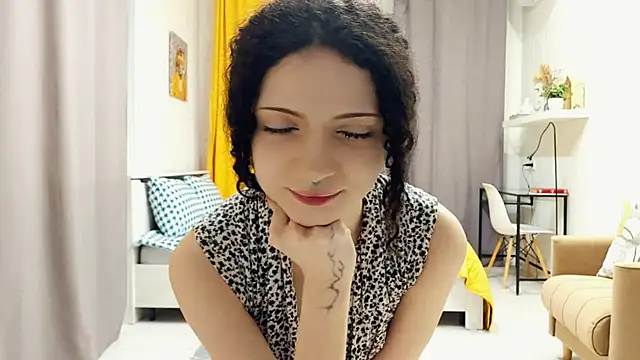 Snapshot of CinnamonCurl chatting on May 25, 11:33 pm CinnamonCurl online show from May 25, 11:33 pm