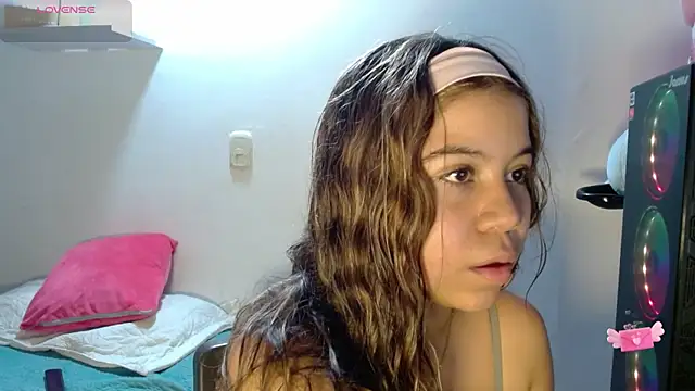 Snapshot of M1la_18 chatting on May 16, 3:36 am M1la 18 online show from May 16, 3:36 am