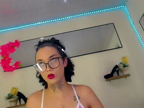 Darianna A online show from April 21, 1:42 am